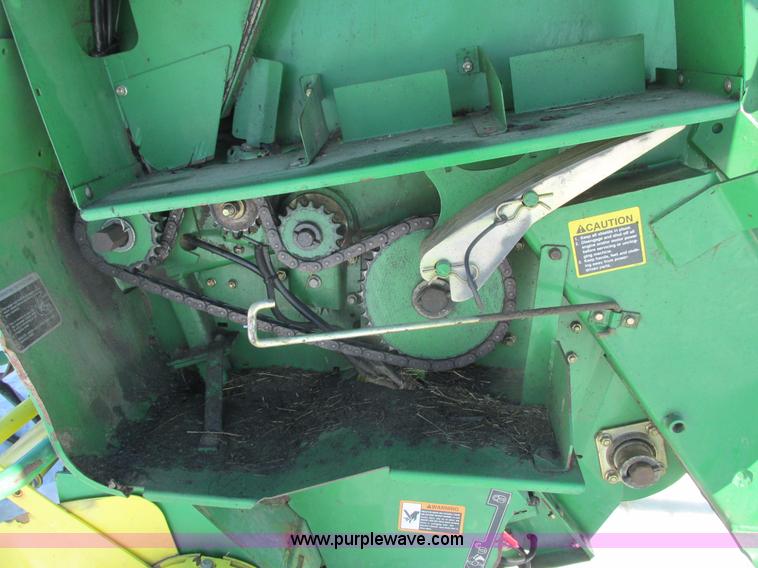 image for item G8834 2004 John Deere 582 silage special round baler