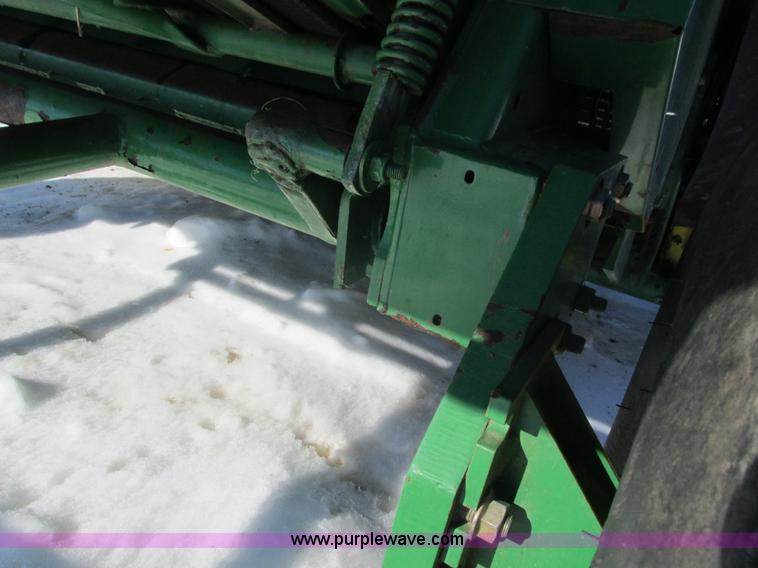 image for item G8834 2004 John Deere 582 silage special round baler