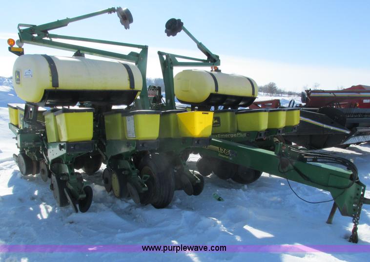 image for item G8837 1997 John Deere 1760 planter