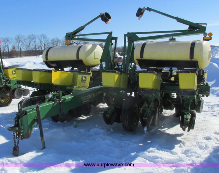 image for item G8837 1997 John Deere 1760 planter