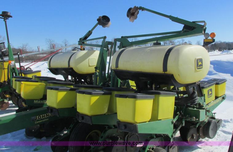 image for item G8837 1997 John Deere 1760 planter