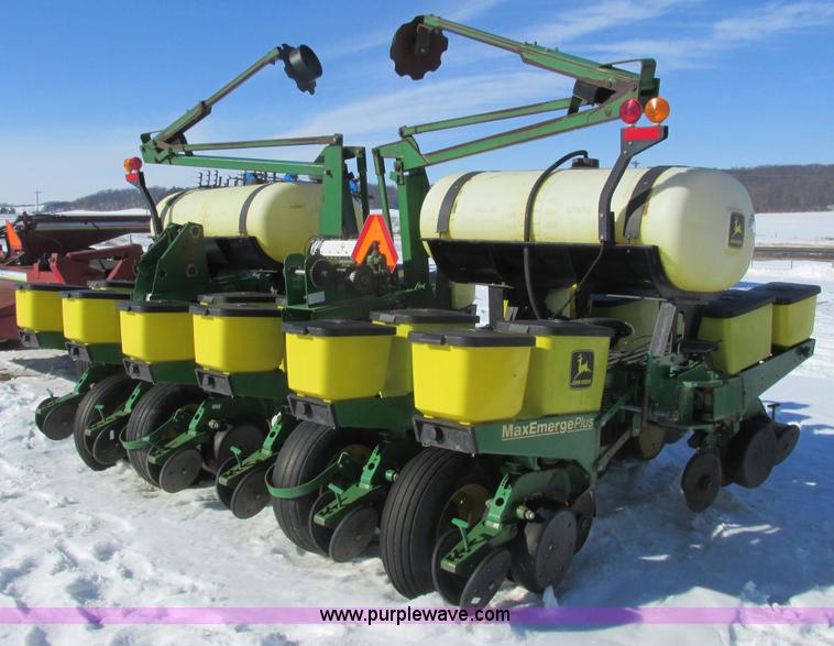 image for item G8837 1997 John Deere 1760 planter