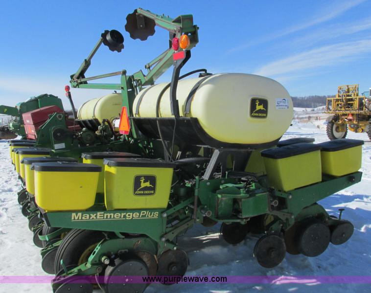 image for item G8837 1997 John Deere 1760 planter