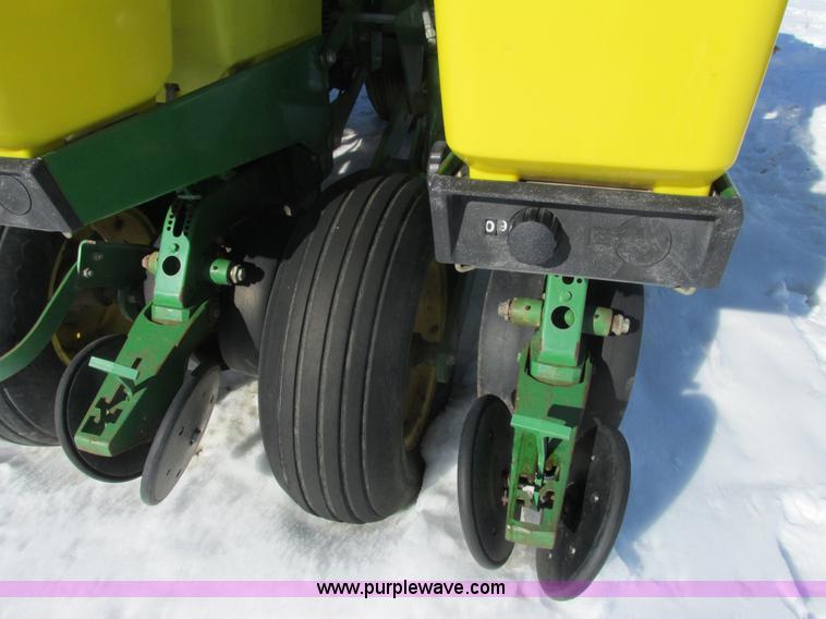 image for item G8837 1997 John Deere 1760 planter