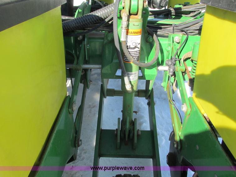 image for item G8837 1997 John Deere 1760 planter