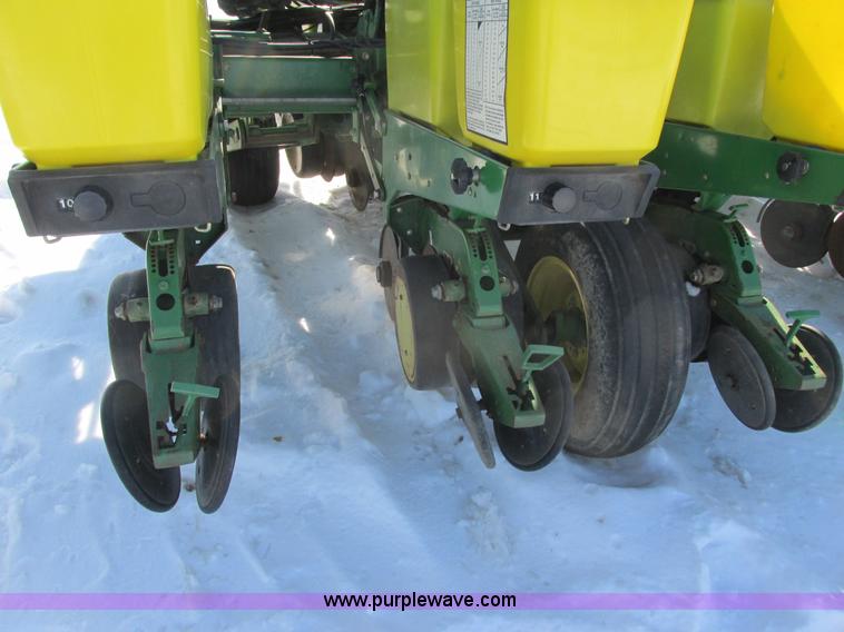 image for item G8837 1997 John Deere 1760 planter
