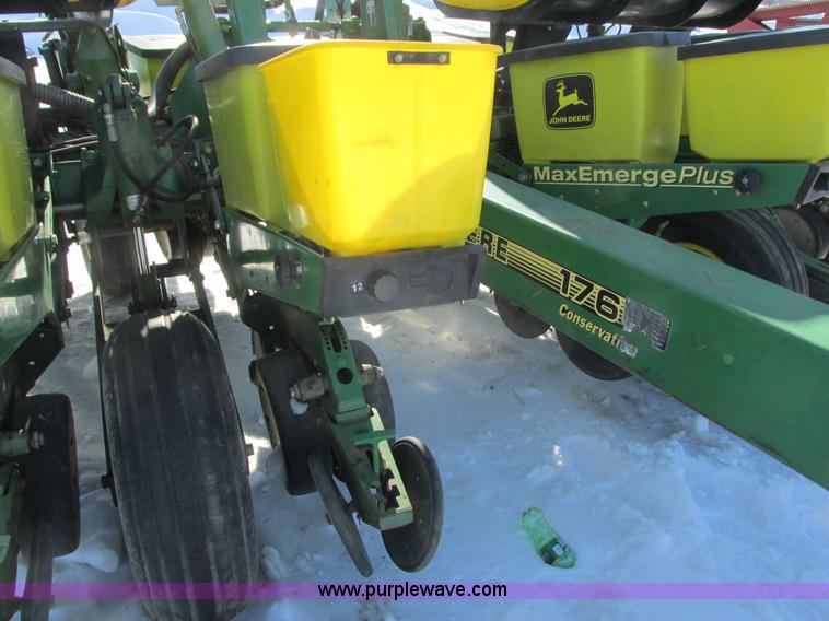 image for item G8837 1997 John Deere 1760 planter