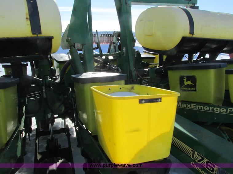 image for item G8837 1997 John Deere 1760 planter