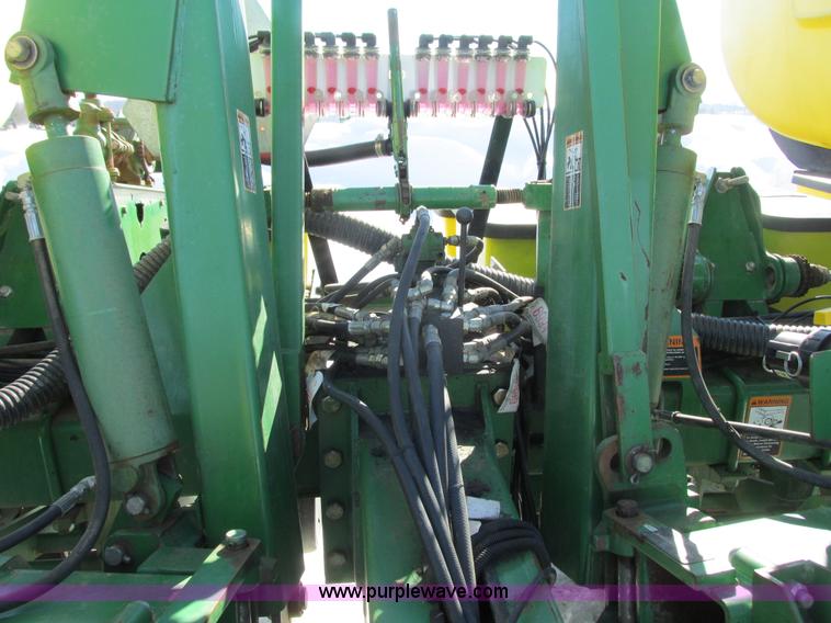 image for item G8837 1997 John Deere 1760 planter