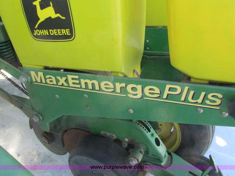 image for item G8837 1997 John Deere 1760 planter