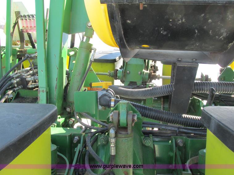 image for item G8837 1997 John Deere 1760 planter