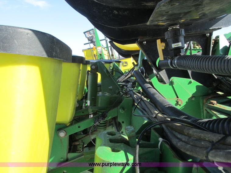 image for item G8837 1997 John Deere 1760 planter
