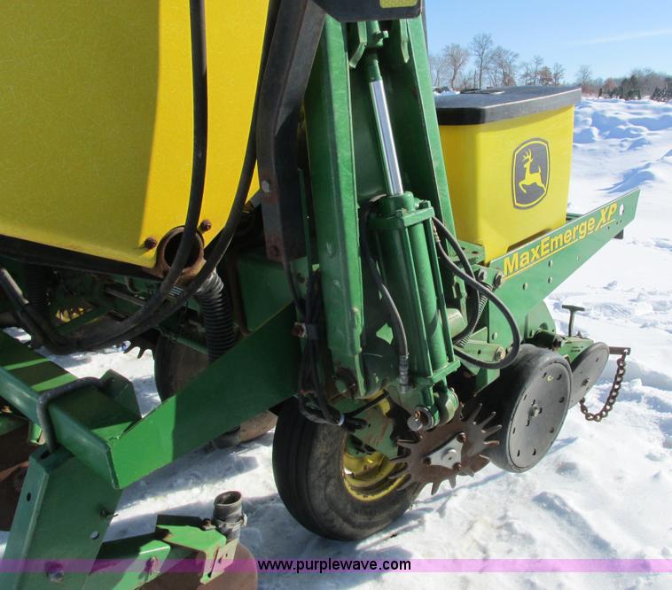 image for item G8838 2005 John Deere 1750 planter