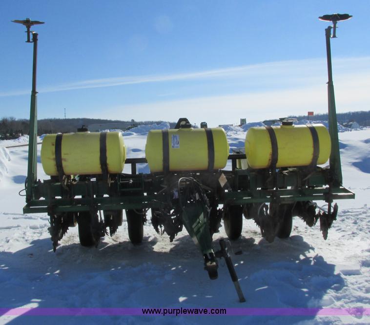 image for item G8839 1994 John Deere 7200 planter