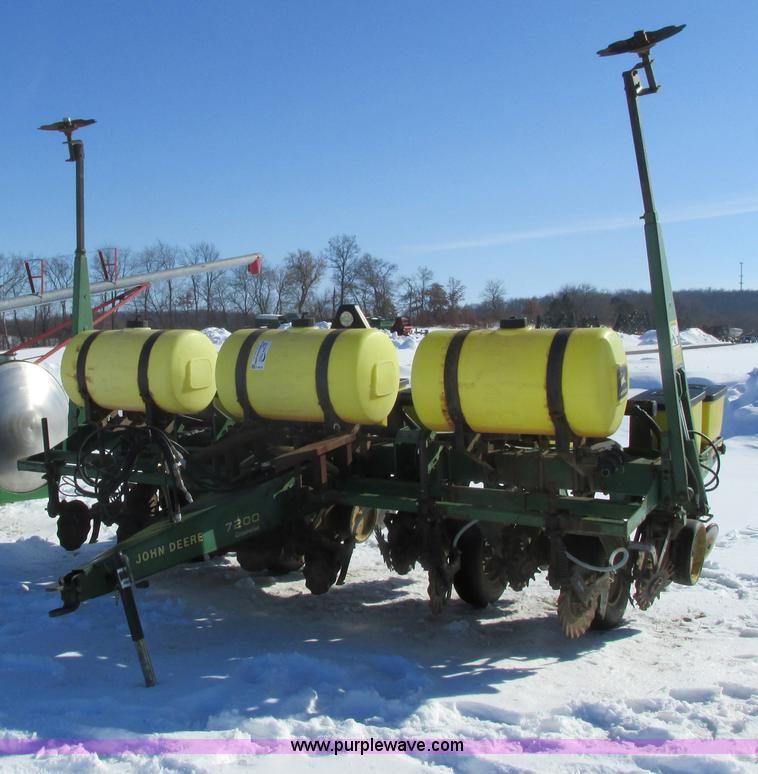image for item G8839 1994 John Deere 7200 planter