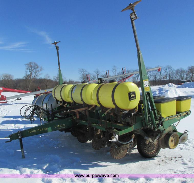 image for item G8839 1994 John Deere 7200 planter