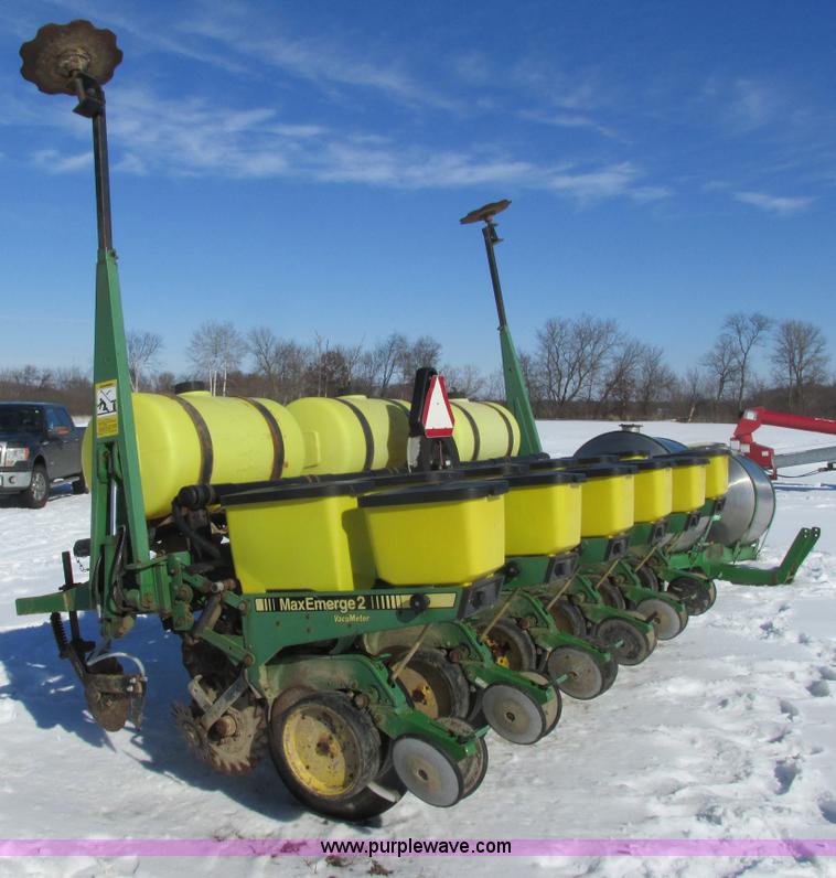 image for item G8839 1994 John Deere 7200 planter