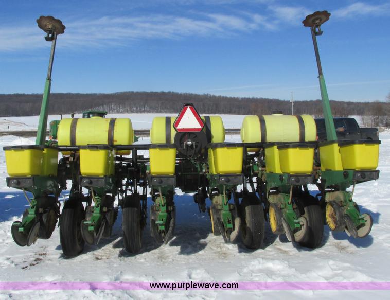 image for item G8839 1994 John Deere 7200 planter