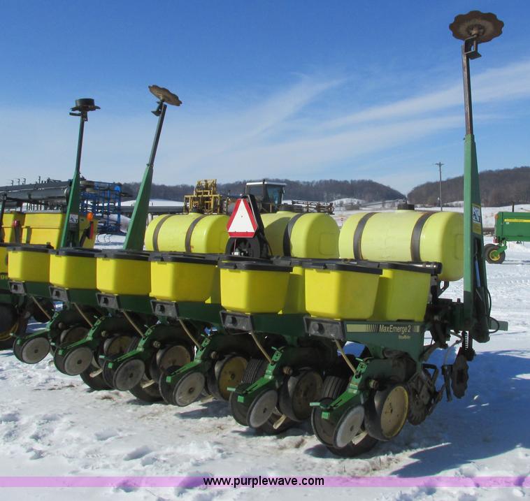 image for item G8839 1994 John Deere 7200 planter