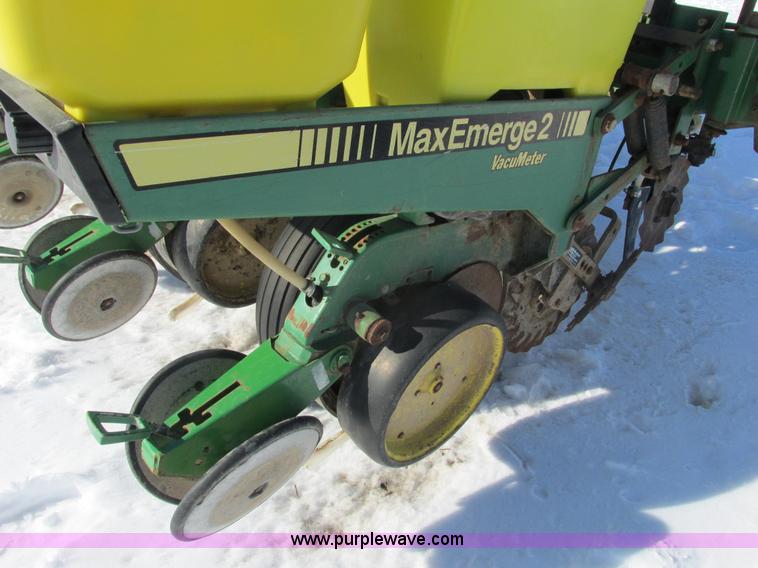 image for item G8839 1994 John Deere 7200 planter