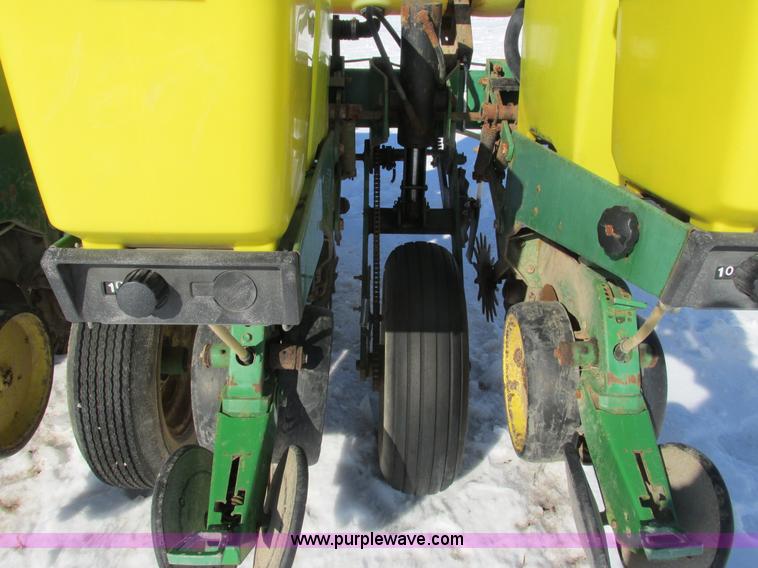 image for item G8839 1994 John Deere 7200 planter