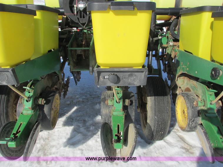 image for item G8839 1994 John Deere 7200 planter