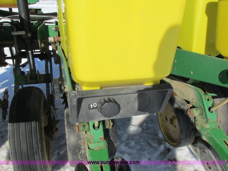 image for item G8839 1994 John Deere 7200 planter