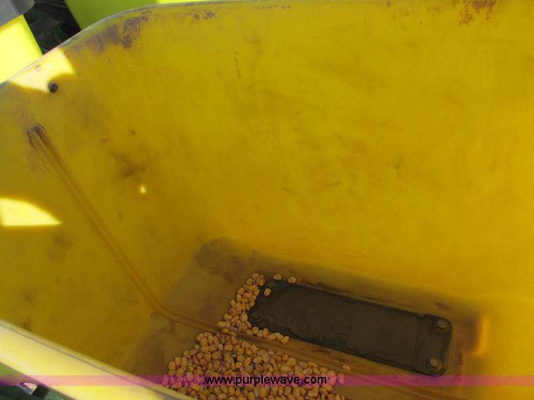 image for item G8839 1994 John Deere 7200 planter