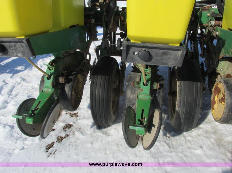 image for item G8839 1994 John Deere 7200 planter