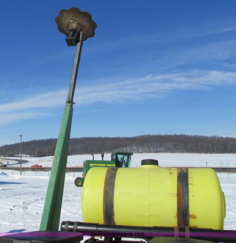 image for item G8839 1994 John Deere 7200 planter