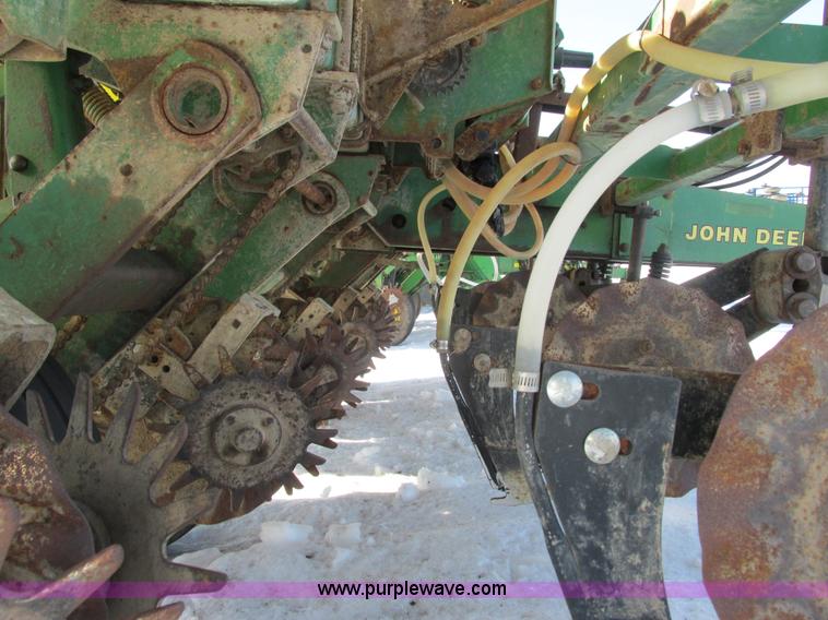image for item G8839 1994 John Deere 7200 planter