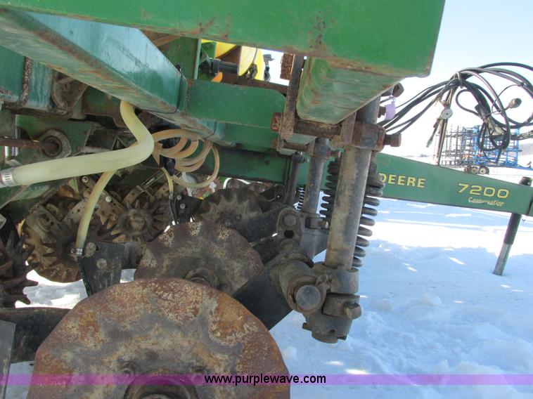 image for item G8839 1994 John Deere 7200 planter