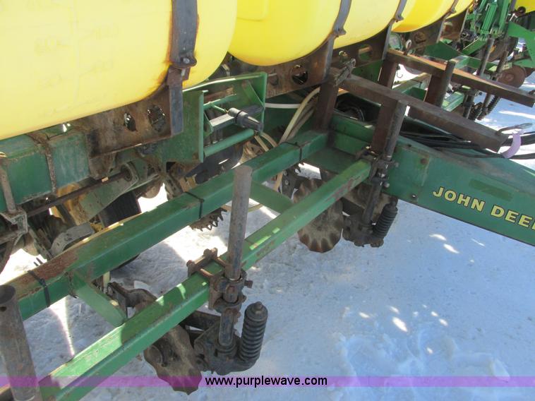image for item G8839 1994 John Deere 7200 planter