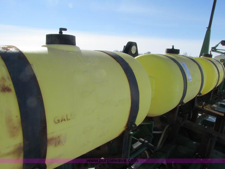 image for item G8839 1994 John Deere 7200 planter