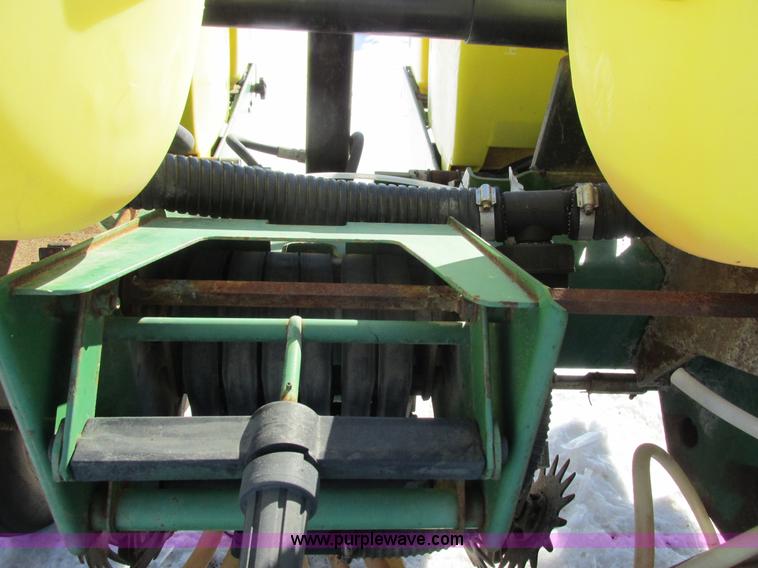 image for item G8839 1994 John Deere 7200 planter