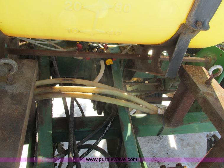 image for item G8839 1994 John Deere 7200 planter