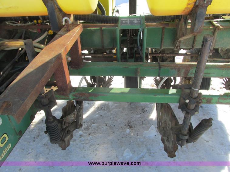 image for item G8839 1994 John Deere 7200 planter