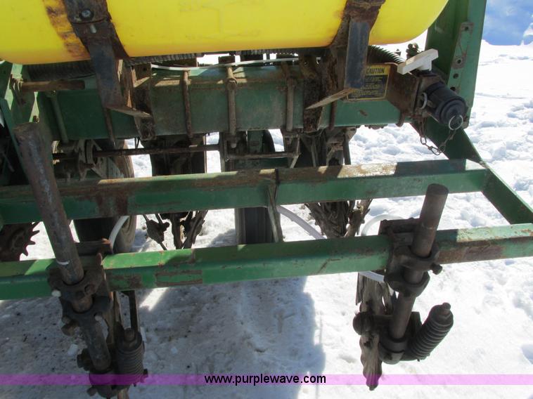 image for item G8839 1994 John Deere 7200 planter