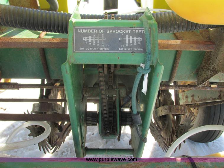 image for item G8839 1994 John Deere 7200 planter