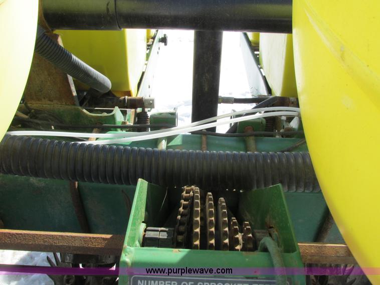 image for item G8839 1994 John Deere 7200 planter