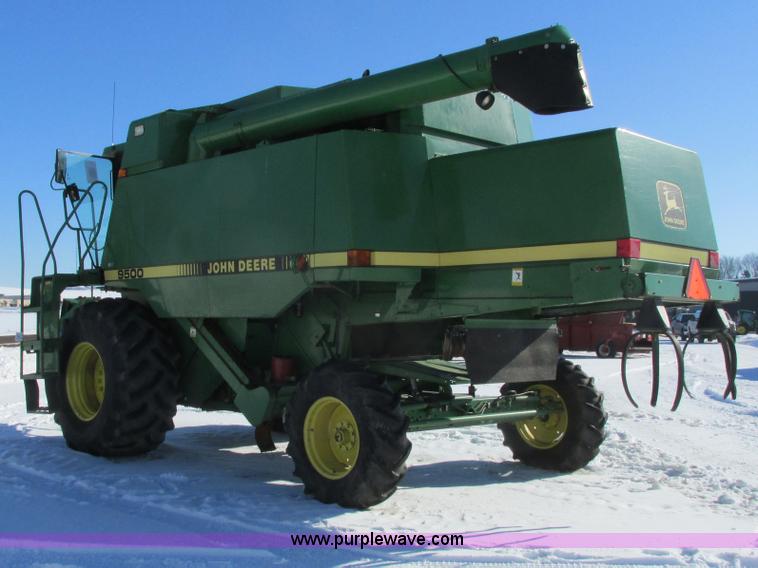 image for item G8843 1992 John Deere 9500 combine