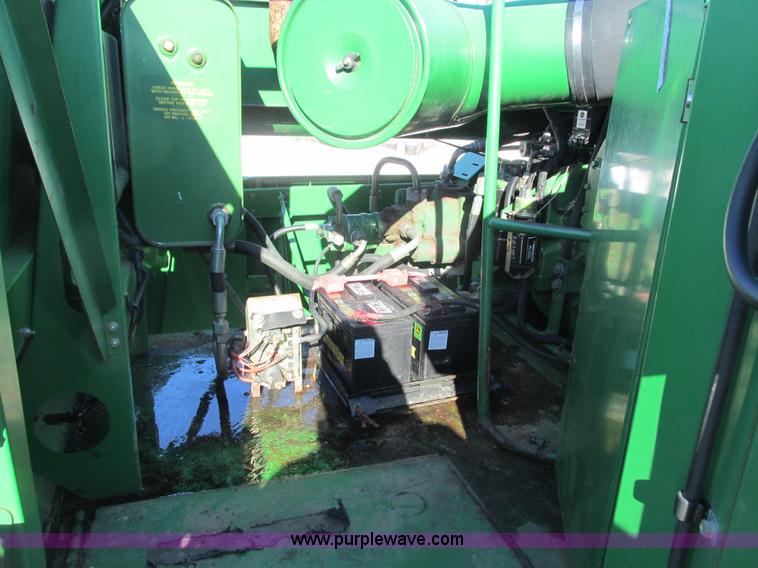 image for item G8843 1992 John Deere 9500 combine