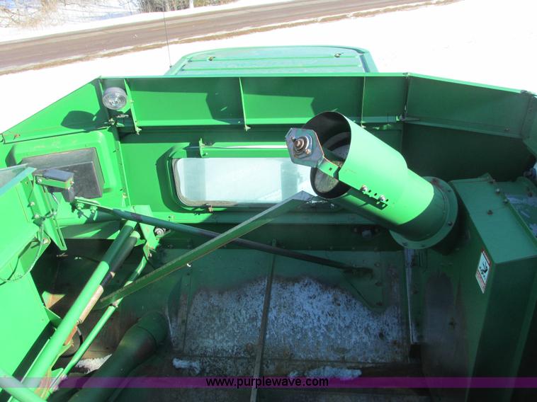image for item G8843 1992 John Deere 9500 combine