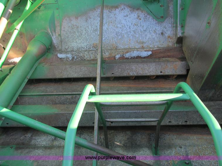 image for item G8843 1992 John Deere 9500 combine