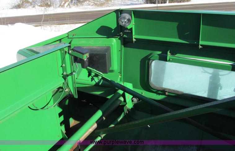 image for item G8843 1992 John Deere 9500 combine
