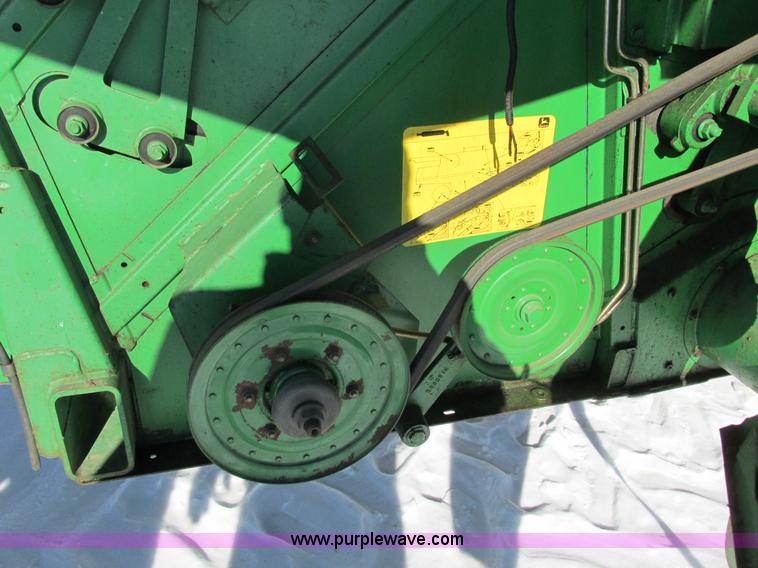 image for item G8843 1992 John Deere 9500 combine