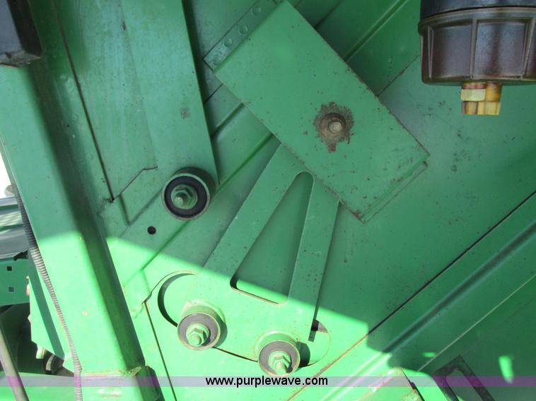 image for item G8843 1992 John Deere 9500 combine
