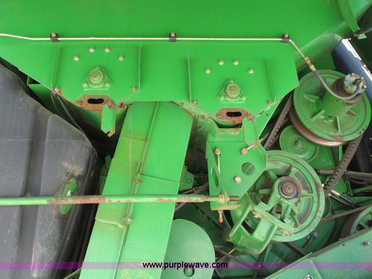 image for item G8843 1992 John Deere 9500 combine
