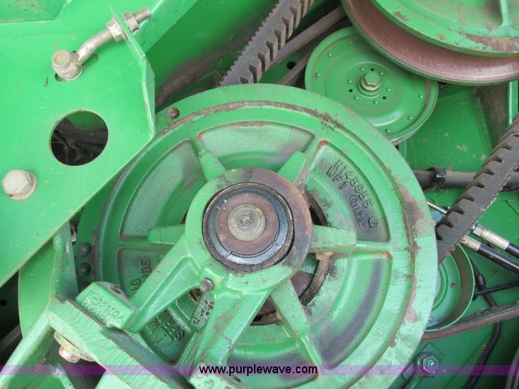 image for item G8843 1992 John Deere 9500 combine
