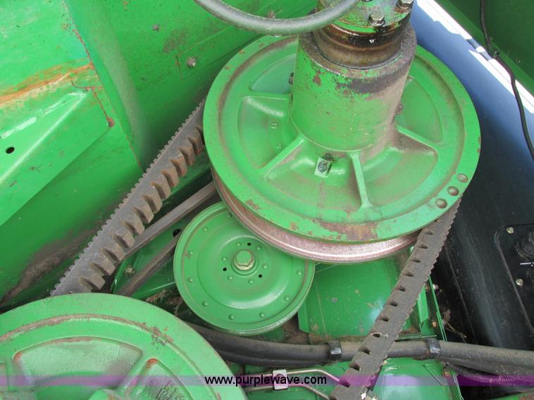 image for item G8843 1992 John Deere 9500 combine